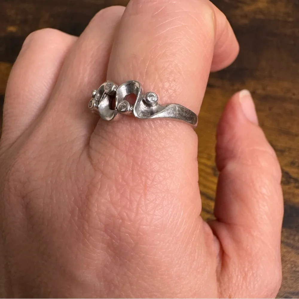 Sterling Silver Wavy Ring with Bezel CZ Stones size 9 Hallmarked 925 - Picture 11 of 12
